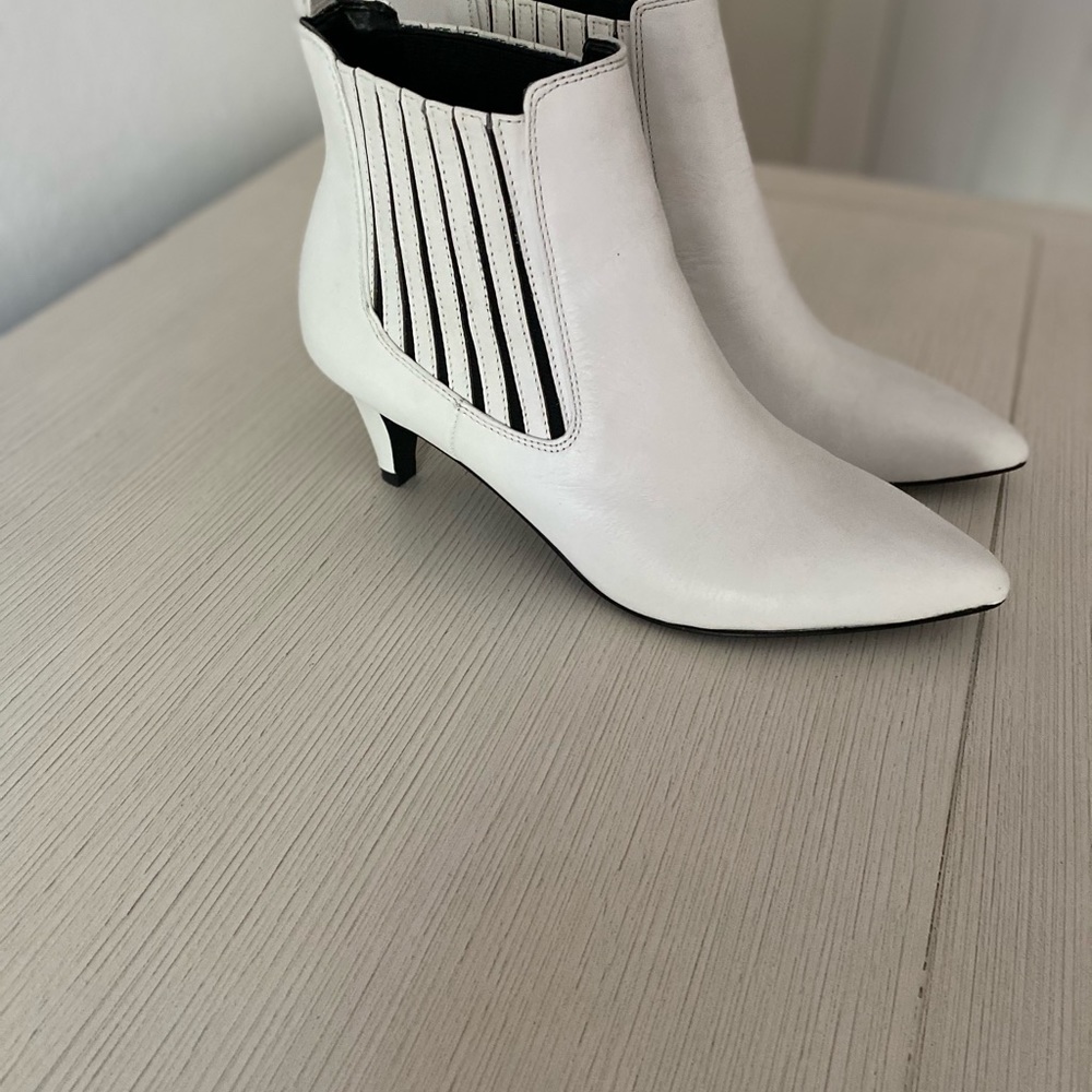 Bleeker and Bond White Boots 6